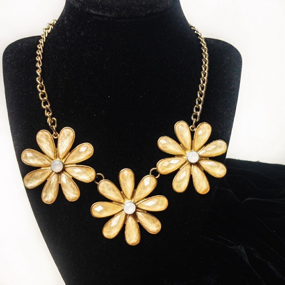 Retro-Styled Sun-Kissed Daisy Trio Bib Necklace